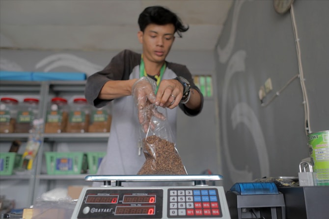 Penjual tembakau lintingan di kawasan Parung Panjang, Kabupaten Bogor, Jawa Barat, Minggu (22/8/2021). Menteri Keuangan Sri Mulyani Indrawati mengatakan tarif cukai hasil tembakau (CHT) atau cukai rokok tahun depan direncanakan bakal naik. Penerimaan cuka