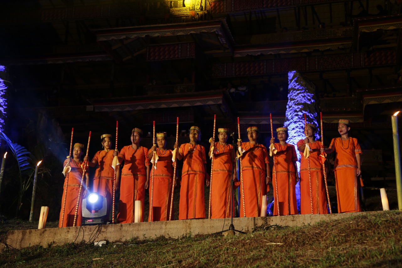TORAJA : Prosesi upacara ma’adan yang ditampilkan dalam Toraja International Festival (TIF) ke-9 pada 4 September 2021 di Desa Rante Buntu Pempon, Rantepao, Toraja Utara.  (Dok. Kemenpar)