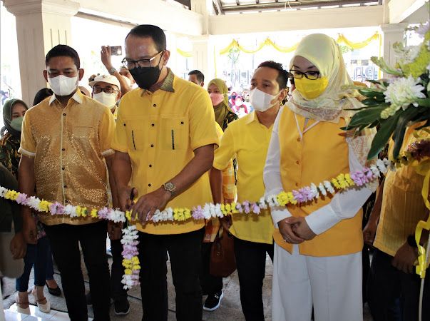 Ketua DPD Golkar NTB H Mohan Roliskana (tengah) memotong pita tanda peresmian Yellow Clinic di DPD Golkar NTB, Sabtu (25/9) lalu.