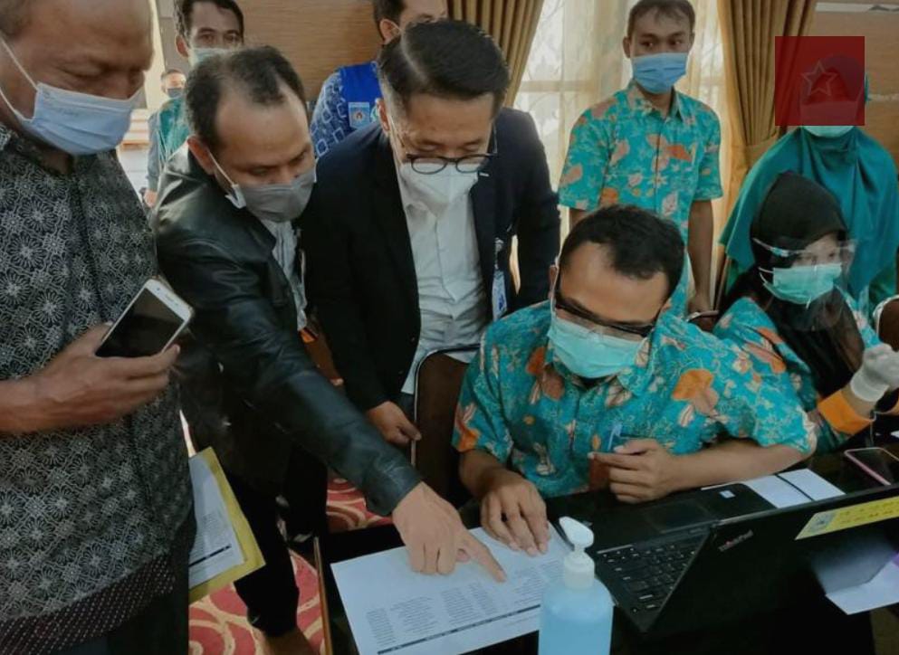 MUDAHKAN PROSES VAKSINASI: Kepala BPJS Kesehatan Cabang Mataram Sarman Palipadang (tengah) saat mengecek pelaksanaan vaksinasi memanfaatkan aplikasi P-Care belum lama ini.