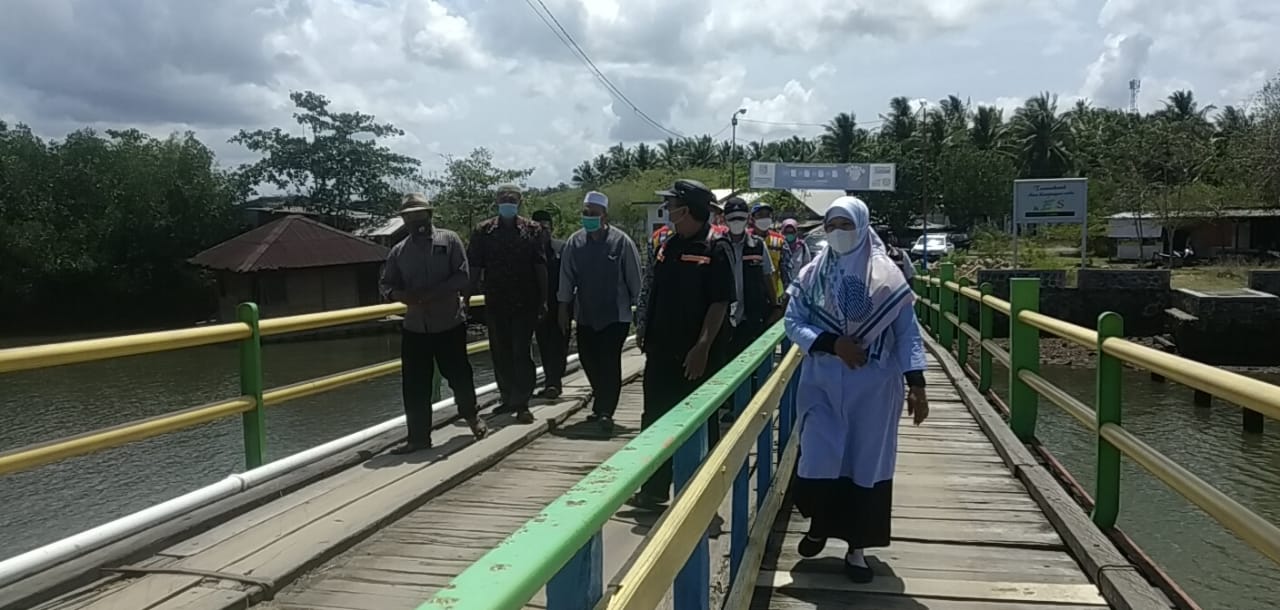 SURVEI PERBAIKAN: Wakil Ketua DPRD Lobar Hj Nurul Adha bersama Anggota Komisi V DPR RI Suryadi Jaya Purnama dan Kepala Balai Pelaksanaan NTB meninjau lokasi jembatan di Dusun Cemara, Desa Lembar Selatan, Lobar, Rabu (15/9/2021).
