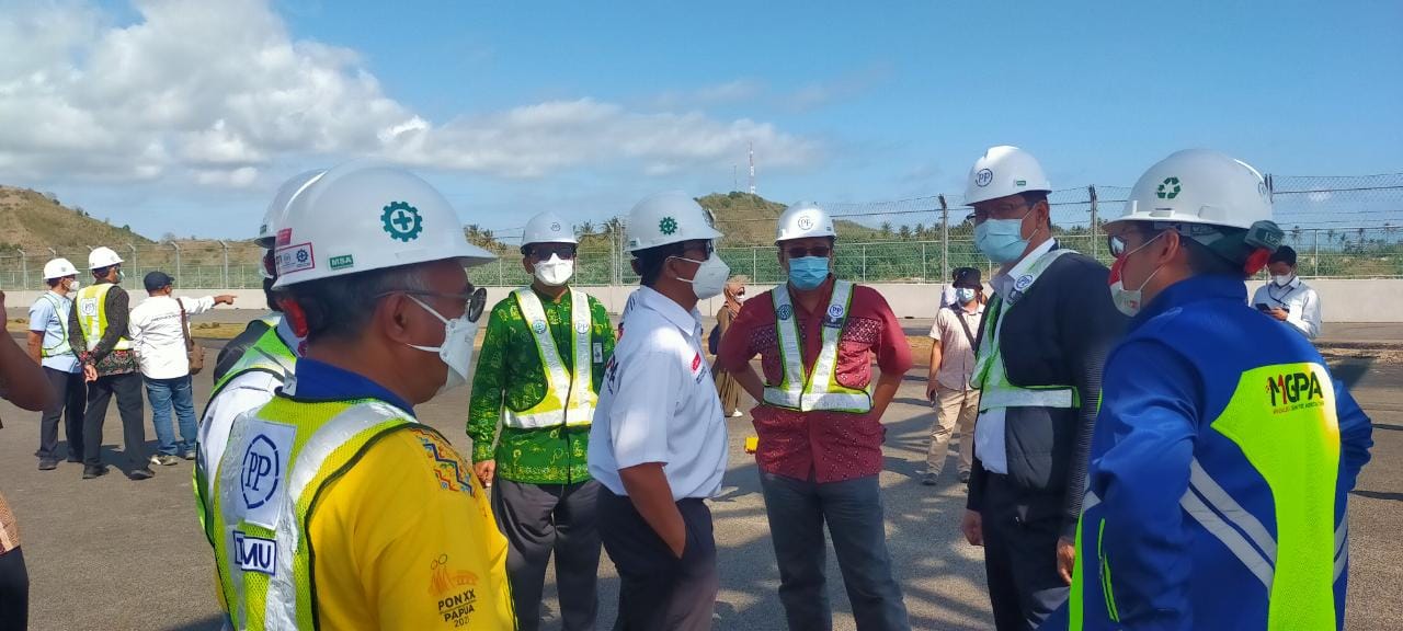 CEK LOKASI: Tim LPS, Bank NTB Syariah, Pemprov NTB, MGPA, dan ITDC saat melihat langsung perkembangan pembangunan Sirkuit Mandalika, Selasa (28/9/2021).