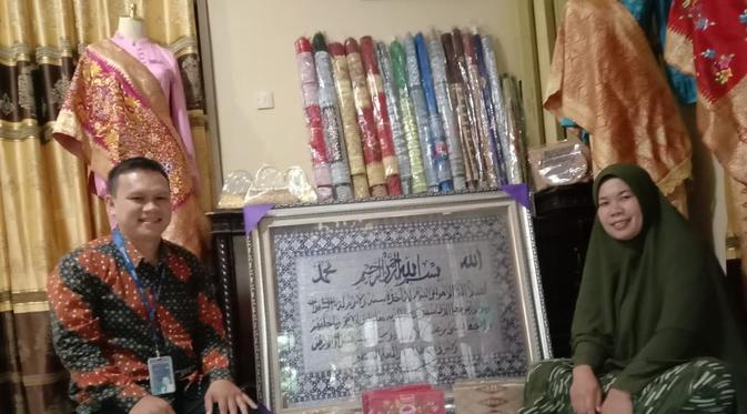 Yosi Irawati (43) asal Bukit Tinggi Sumatera Barat memilih berhenti dari pekerjaannya dan memutuskan untuk membuka usaha kecil-kecilan. Pada 2016 silam, pasca melahirkan anak ketiganya, Yosi memulai usahanya dengan menjual pakaian anak-anak hingga perleng