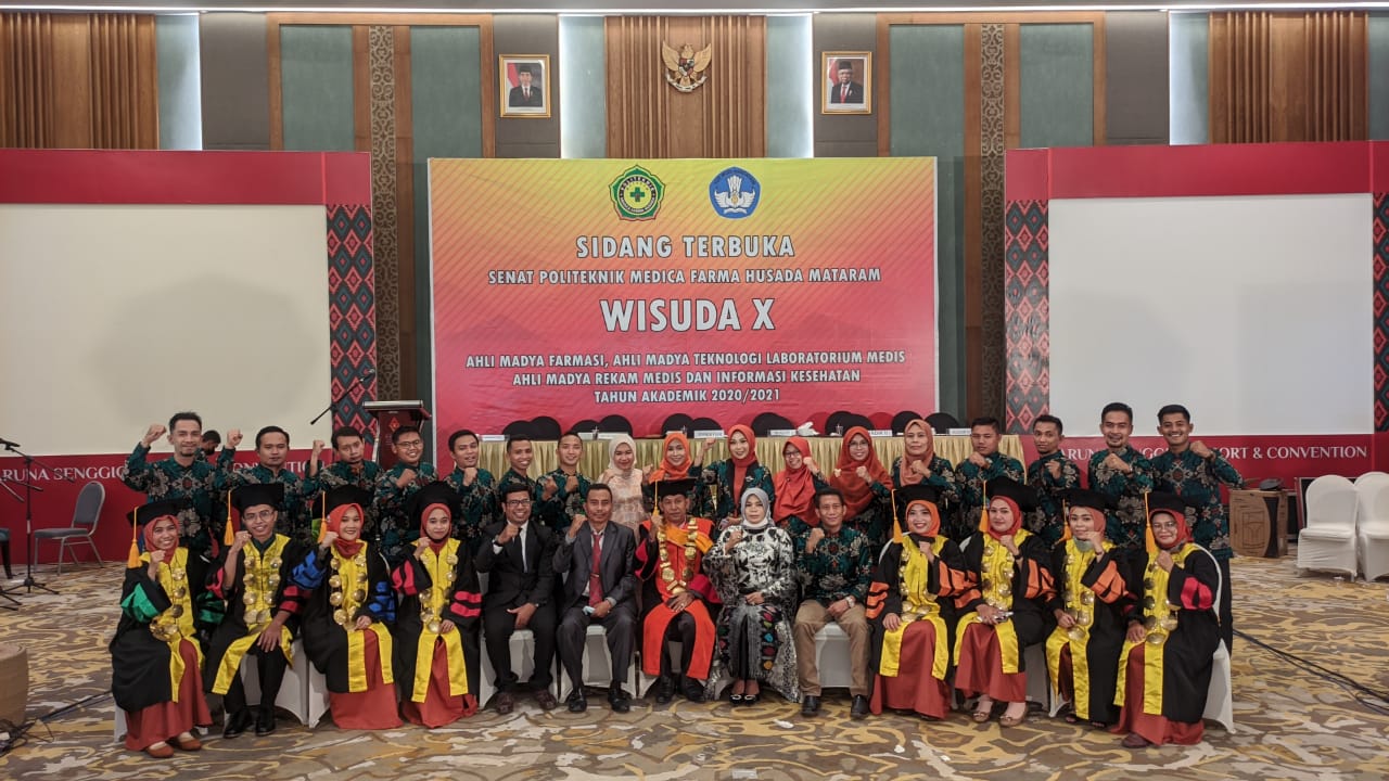 KENANG-KENANGAN: Direktur Politeknik Medica Farma Husada Mataram Syamsuriansyah bersama para wisudawan/wisudawati dan panitia Sidang Terbuka Senat Politeknik Medica Farma Husada, Mataram usai acara, Sabtu (25/9/2021).