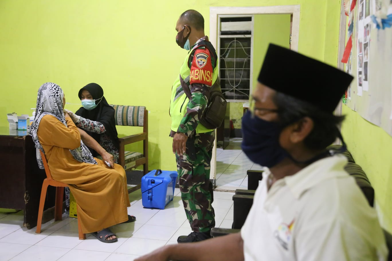 Vaksinasi diprioritaskan untuk kelompok rentan seperti lansia. Pemerintah terus mendorong agar cakupan vaksinasi bisa lebih luas lagi.