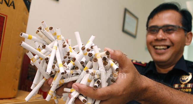 Rokok ilegal yang disita oleh jajaran Bea dan Cukai di Kudus, Jawa Tengah. Diketahui barang ilegal itu rugiakan negara hingga Rp Rp 53,18 triliun. (dok JawaPos.com)