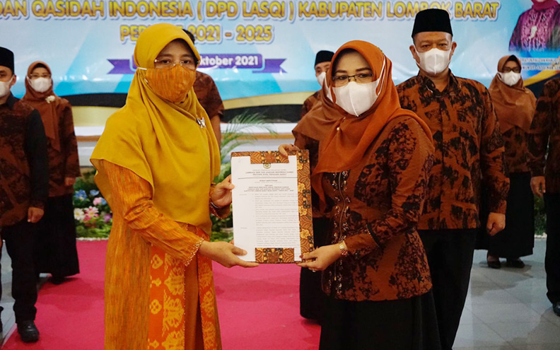 PELANTIKAN PENGURUS: Ketua Umum DPW LASQI NTB Hj Niken Saptarini Widyawati Zulkieflimansyah (kiri) telah melantik Dewan Pengurus Pimpinan Daerah (DPD) LASQI Kabupaten Lombok Barat periode 2021-2025 yang berlangsung di Kantor Bupati Lombok Barat, Rabu (6/1