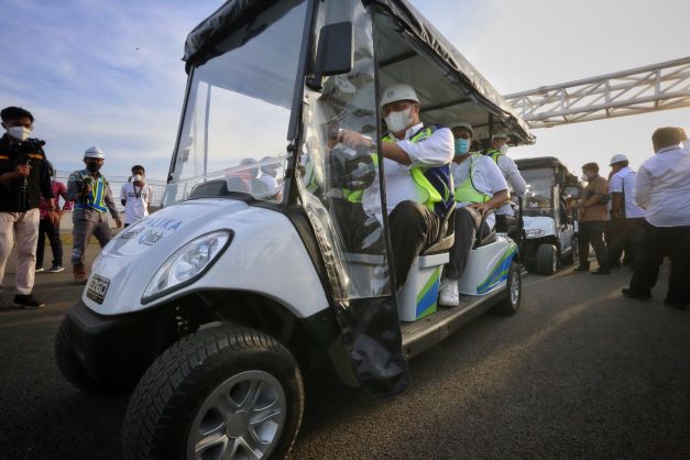 TINJAU KESIAPAN SIRKUIT: Menteri Koordinator Bidang Perekonomian Airlangga Hartarto mengemudikan kendaraan buggy cara bersama Gubernur NTB Zulkieflimansyah meninjau kesiapan Pertamina Mandalika International Street Circuit, kemarin (14/10).( IVAN/LOMBOK P