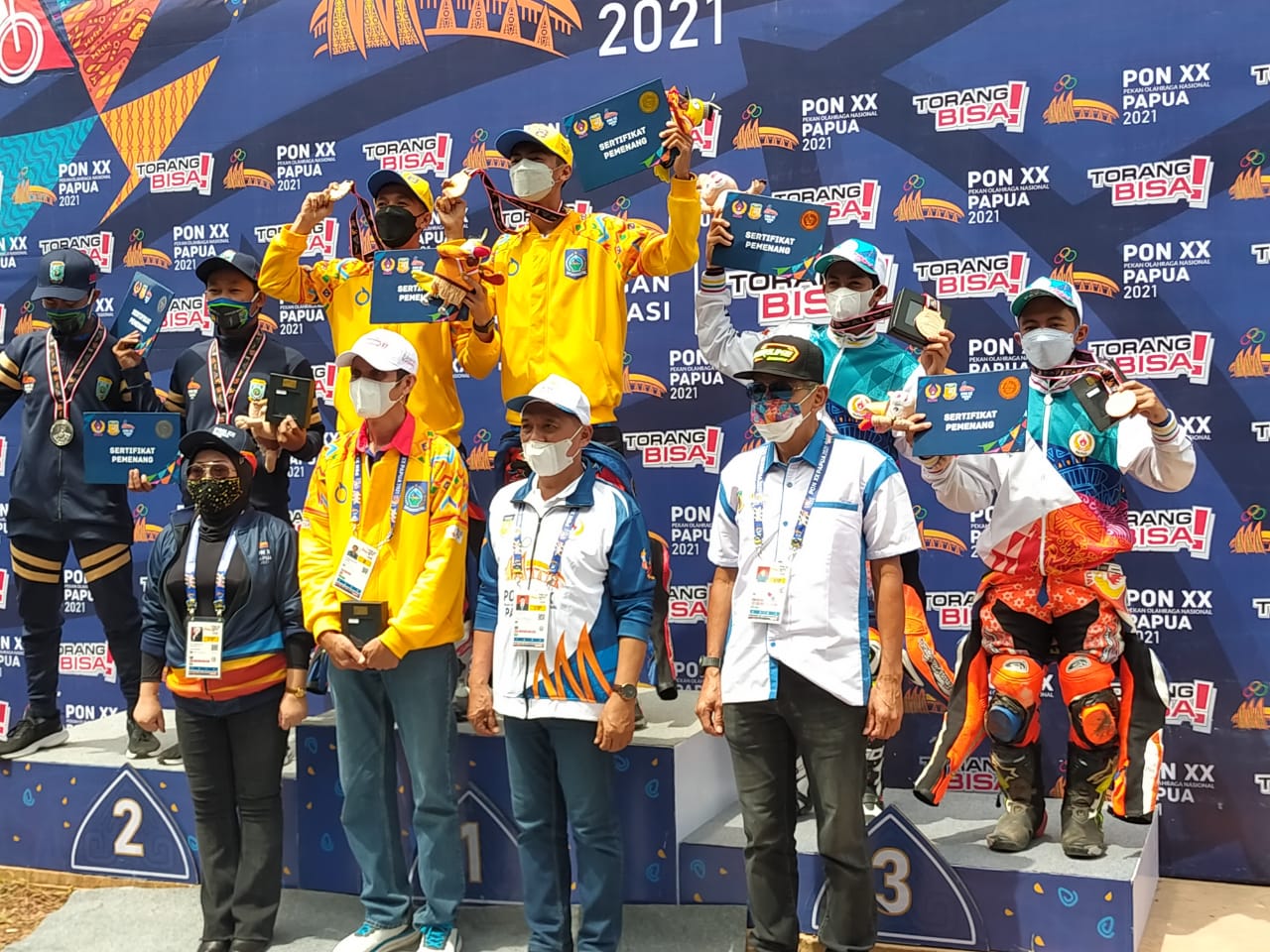 Penyerahan medali untuk Cabor Balap Motor ketegori Junior. Pebalap NTB pebalap NTB Aldiaz Aqsal Ismaya dan Nyoman Rajendra meraih medali emas di nomor beregu.  (Dok. IMI NTB)