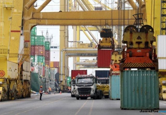 lustrasi aktivitas ekspor-impor, konflik perdagangan AS-Tiongkok terus mengancam perekonomian global. (Dok.JawaPos.com)