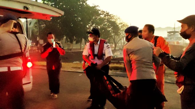 EVAKUASI: Tim SAR Mataram bersama TNI Polri mengevakuasi dua ABK KM Liberty 1 di Pelabuhan Pelindo Lembar, kemarin (28/). Satu ABK yang dievakuasi meninggal dunia.( Kantor SAR Mataram For Lombok Post)