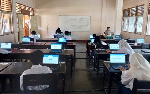 PEMETAAN KUALITAS: Sejumlah siswa serius mengikuti ANBK, di SMPN 9 Mataram,  (4/10).