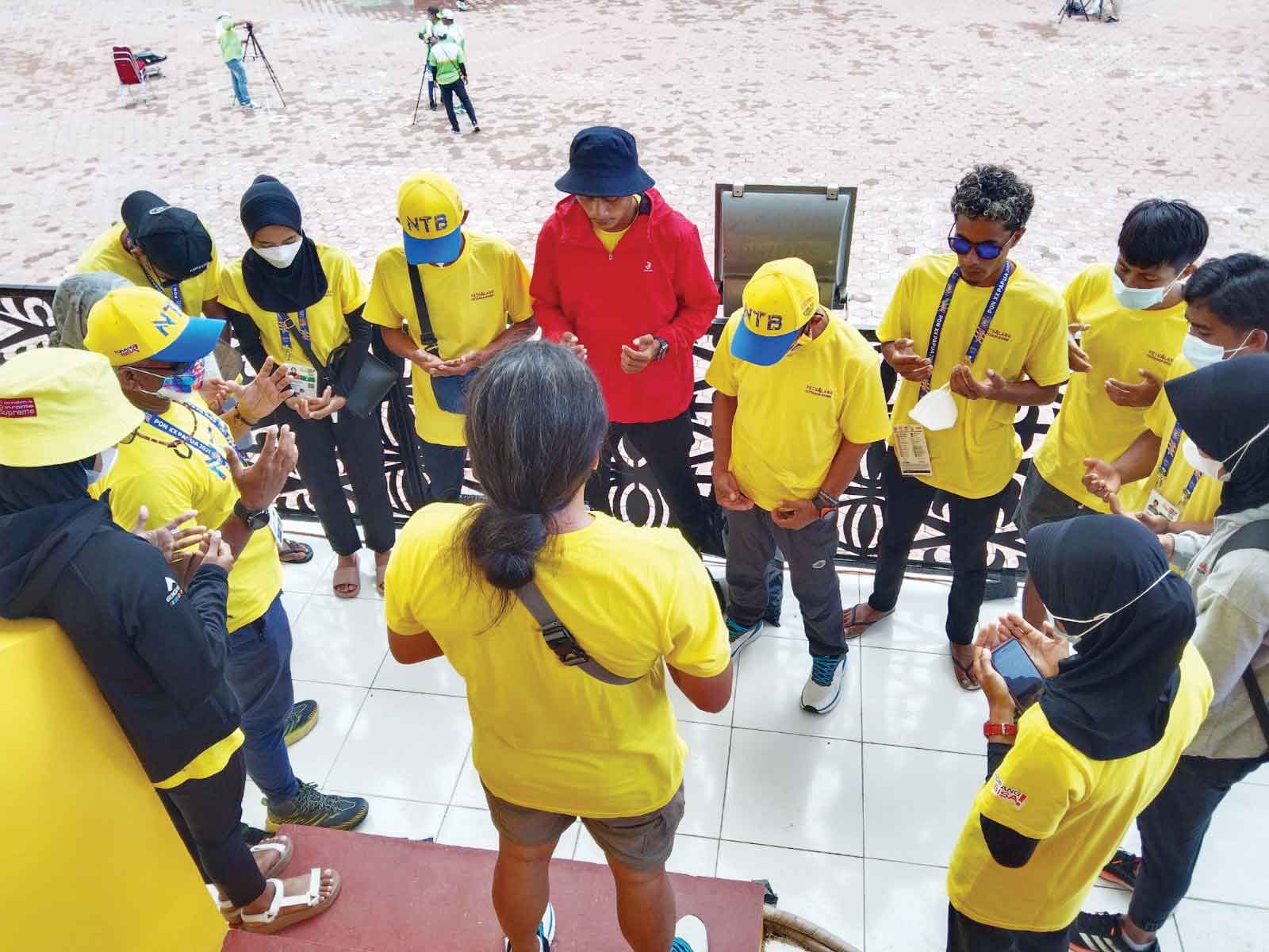 PERSIAPAN: Atlet panjat tebing NTB bersama Ketua KONI NTB Andy Hadianto melakukan doa bersama sebelum menjalani pertandingan, kemarin (5/10).