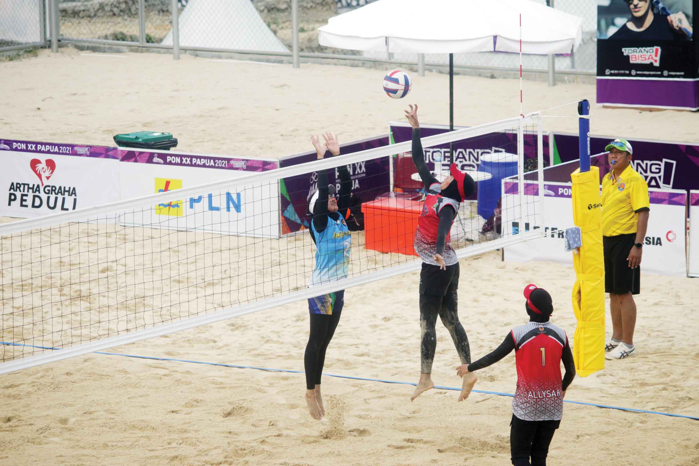JITU: Desi Ratnasari (merah) menempatkan bola di posisi yang sulit sehingga menghasilkan poin bagi tim voli pasir NTB 1 saat melawan Jabar 1, kemarin (7/10).