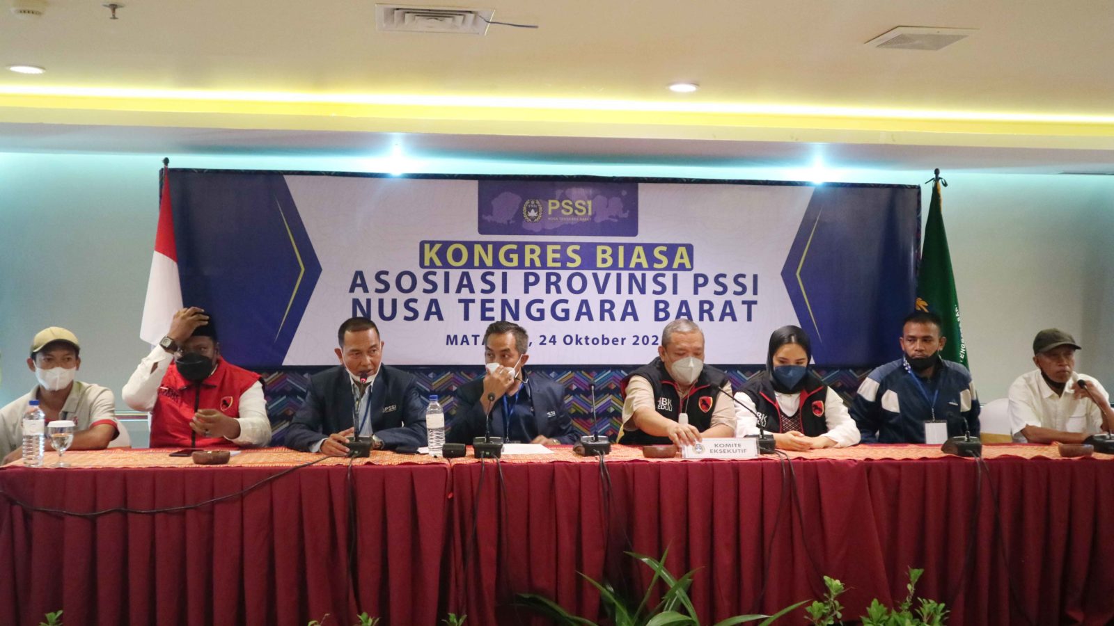 HASIL KONGRES: Ketua Asprov PSSI NTB Mori Hanafi bersama perwakilan empat klub baru memberikan keterangan pada wartawan usai Kongres Biasa Asprov PSSI NTB, kemarin (24/10).