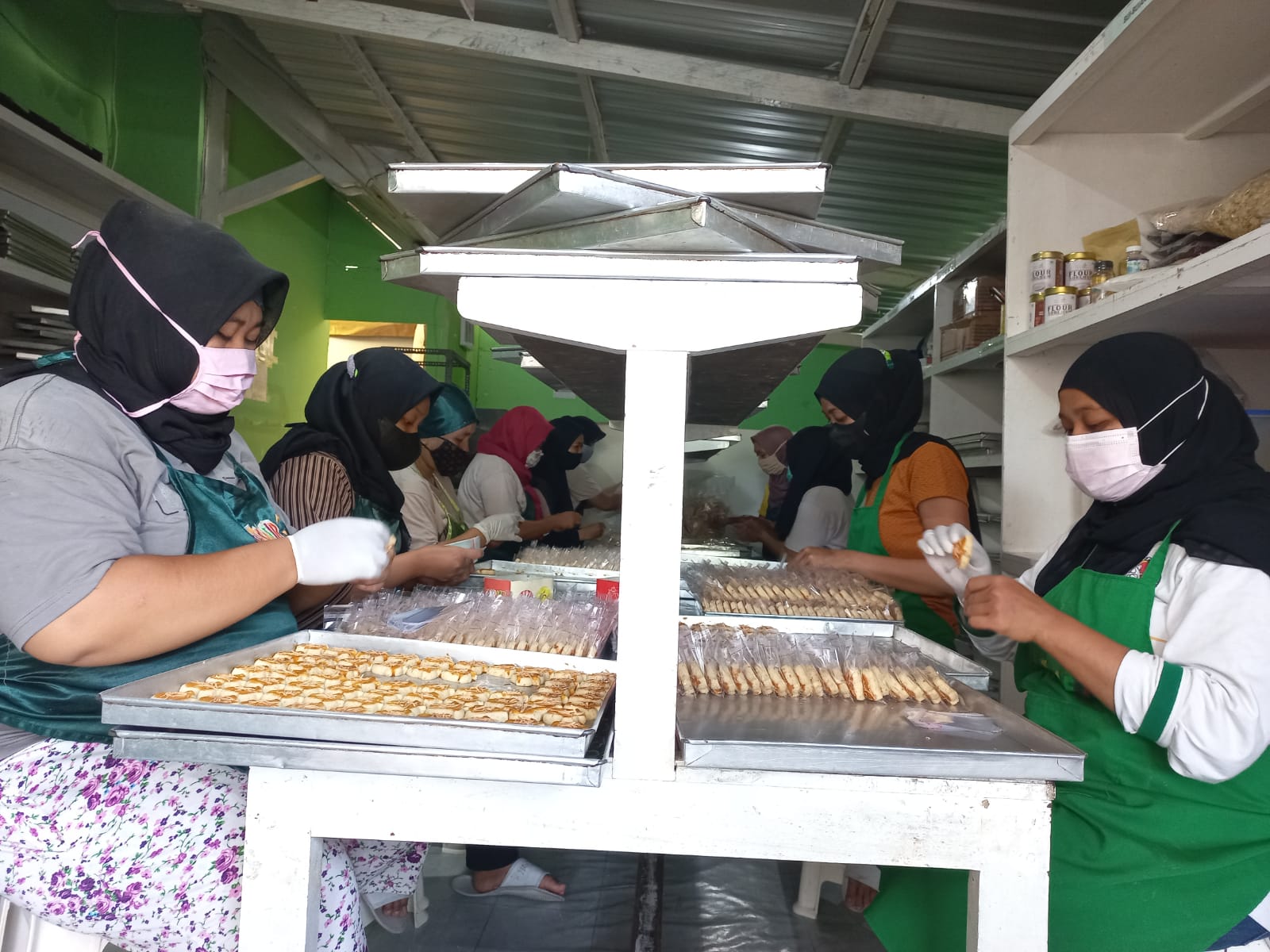 TETAP SEMANGAT: Sejumlah karyawan di rumah produksi kue kering Nutsafir melakukan proses produksi