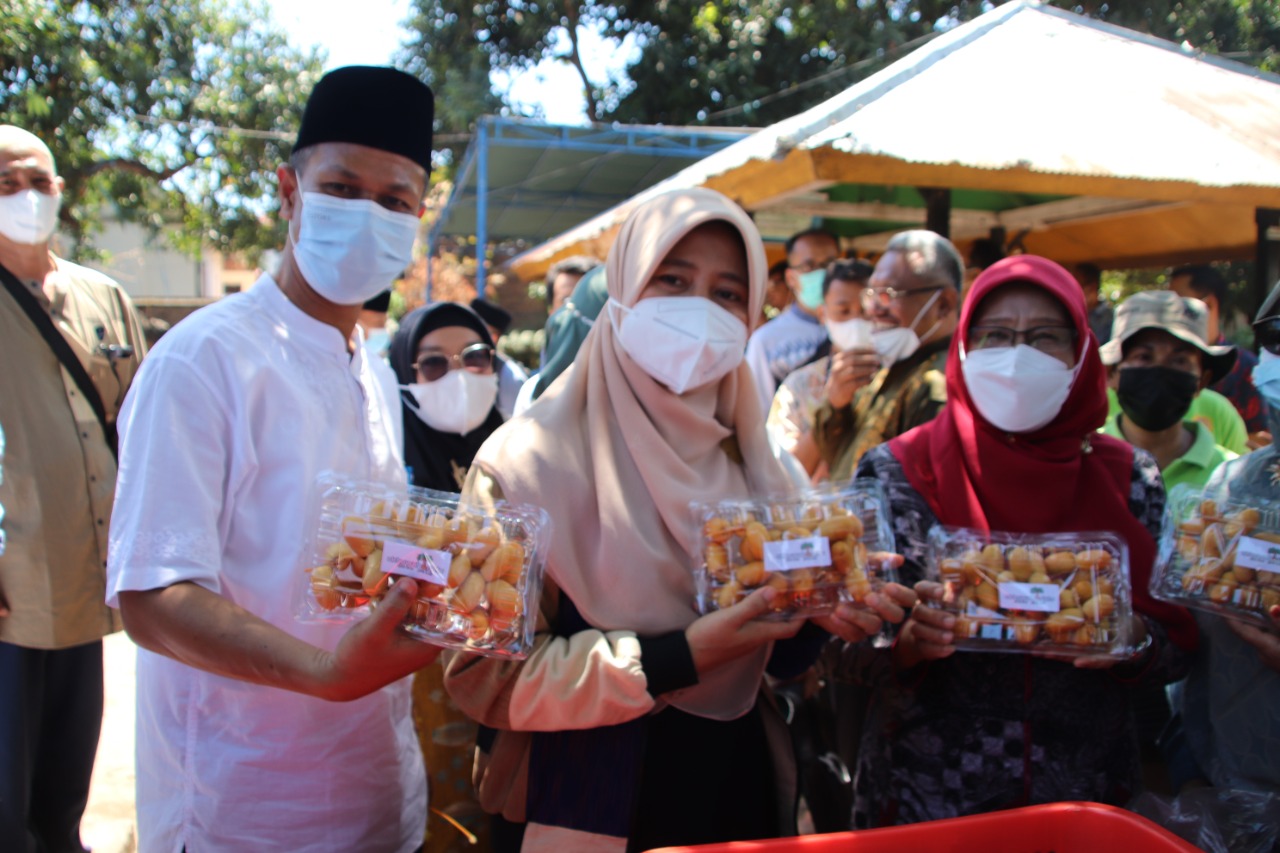 PANEN KURMA: Ketua TP PKK NTB Hj Niken Saptarini Widyawati Zulkieflimansyah (tengah) mengikuti acara Panen Kurma di Desa Kayangan, Kabupaten Lombok Utara, Jumat (1/10/2021). (Dinas Kominfotik NTB for Lombok Post)