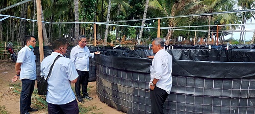 PANTAU KONDISI: Kepala DKP3 KLU Tresnahadi (dua dari kanan) melakukan pemantauan bantuan kolam budidaya udang vaname, di Pantai Lempenge, (29/10).