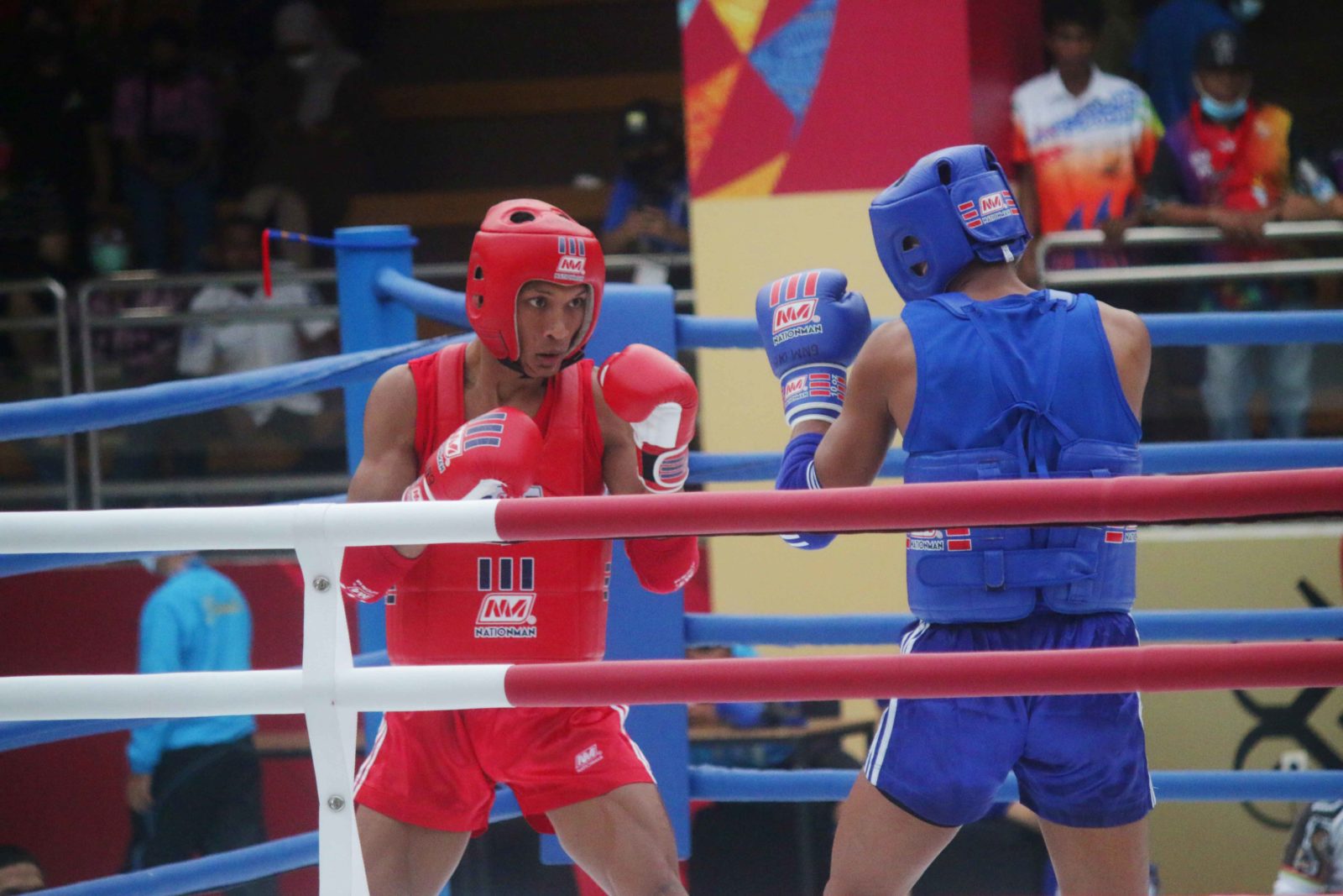 HARUS SEGERA DIMULAI: Atlet muaythai NTB Ardiansyah (merah) saat turun di PON Papua, belum lama ini.