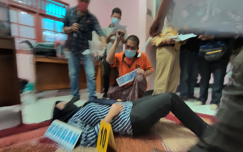 REKONSTRUKSI: Pelaku pembunuhan berinisial H alias Senan memperagakan cara menusuk iparnya menggunakan pisau di ruang Unit Pidum Satreskrim Polresta Mataram, Selasa (19/10). (Harli/Lombok Post)
