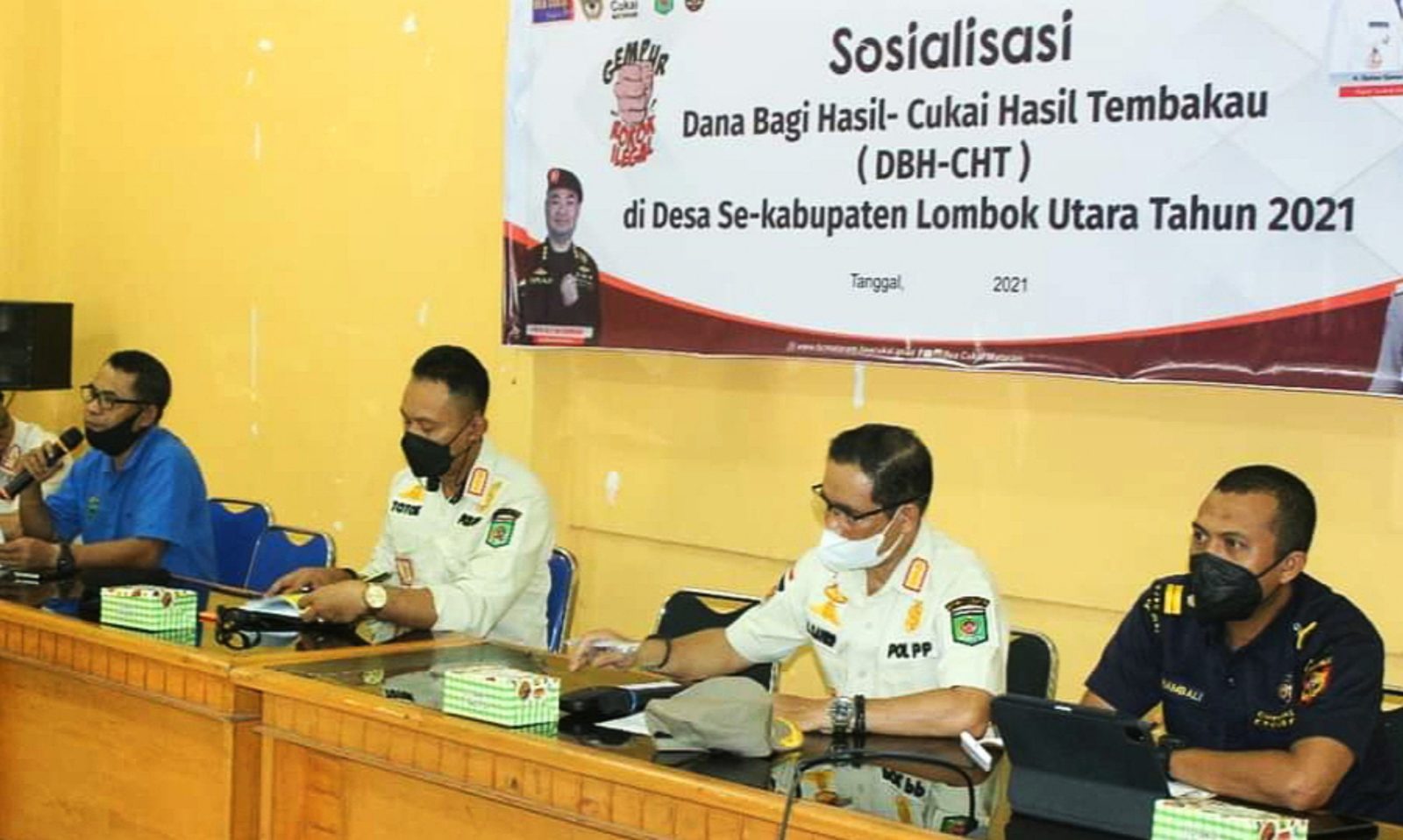 SOSIALISASI DBHCHT: Plt Kasatpol PP Lombok Utara Totok Surya Saputra (dua dari kiri) dan perwakilan Bea Cukai Mataram melakukan sosialisasi DBHCHT di Aula Kantor Desa Tanjung, kemarin (21/10).