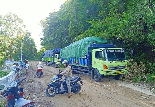 TERJEBAK: Sejumlah kendaraan Fuso yang terjebak di salah satu titik jalan Pusuk. Mereka tidak bisa melintasi jalan yang licin akibat tertimbun sisa longsoran tanah pelebaran jalan,  (26/10).