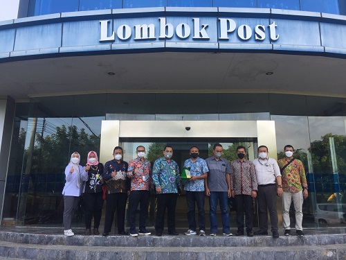 BERKUNJUNG: Direktur Utama KB Bukopin Syariah (lima dari kiri) Dery Januar, bersama jajaran ditemui GM Lombok Post Haliludin (lima dari kanan) di Graha Pena Lombok Post, (13/10).