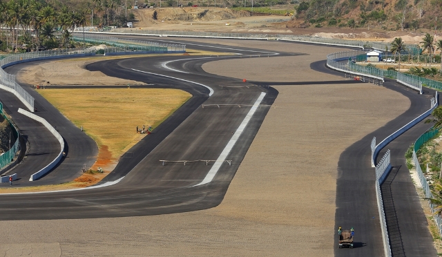 SIRKUIT INDAH: Sebanyak 100 atlet triathlon akan berlari mengelilingi Pertamina Mandalika International Street Sircuit di jalur trek kontrol dalam ajang HK Endurance Challenge. (Ivan/Lombok Post)