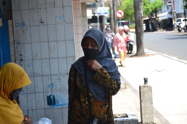 MENUNGGU EMAS: Nurhayati menunggu dengan sabar orang-orang yang ingin menjual perhiasannya di jalan Yos Sudarso, Ampenan, kemarin (18/10). (ZAD/LOMBOK POST )
