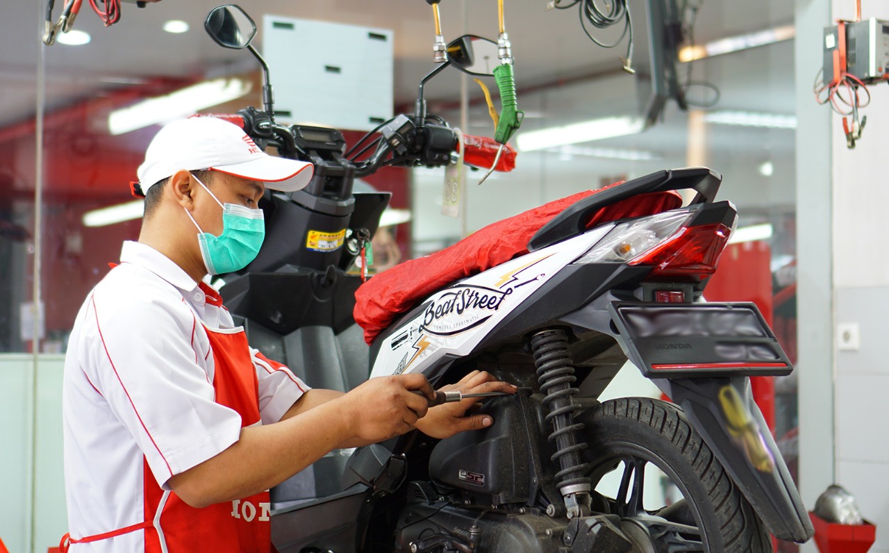 Ilustrasi : Mekanik sepeda motor Honda saat melakukan servis kendaraan pelanggan