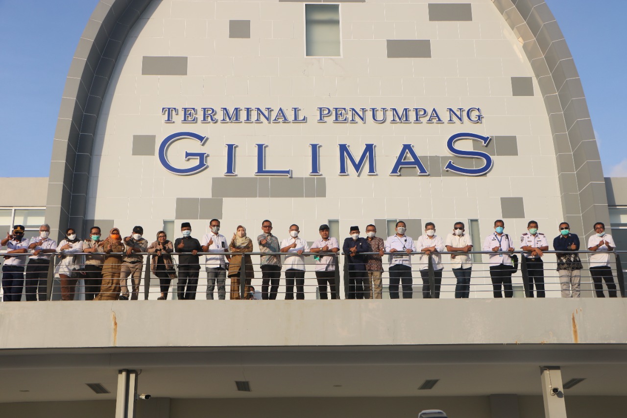 BANGKITKAN PEREKONOMIAN: Anggota Komisi V DPR RI Sudewo bersama Wakil Gubernur NTB Hj Sitti Rohmi Djalilah dan Bupati Lombok Barat H Fauzan Khalid meninjau progres pelabuhan Gili Mas, Senin (11/10/2021). (Dinas Kominfotik NTB for Lombok Post)