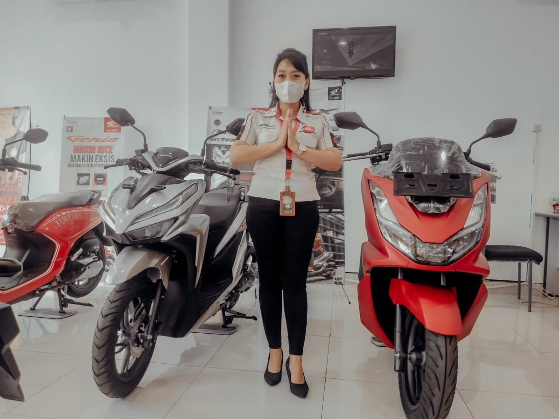 RAMAH: Sales Honda siap melayani pembelian sepeda motor masyarakat NTB.