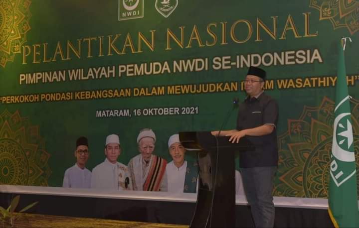 PELANTIKAN: Gubernur NTB H Zulkieflimansyah memberikan sambutan dalam acara pelantikan nasional pemuda NWDI se-Indonesia di ballroom Lombok Astoria Hotel Mataram, Sabtu (16/10/2021). (Dinas Kominfotik NTB for Lombok Post)