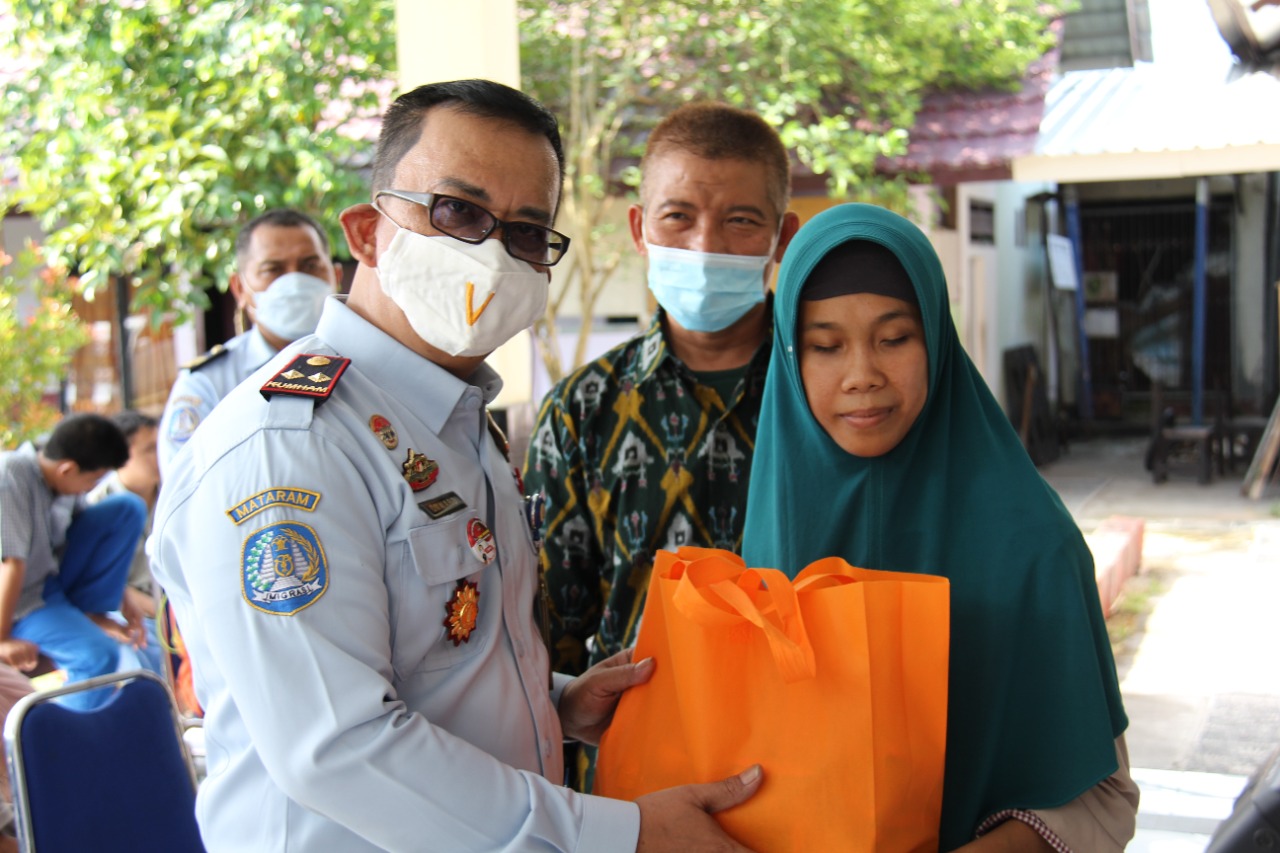 Kepala Kantor Imigrasi Kelas I TPI Mataram Onward Victor ML Toruan memberikan bantuan sembako kepada pelajar disabilitas.