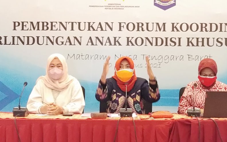 Kepala DP3AP2KB Hj Husnanidiaty Nurdin (tengah) menghadiri pertemuan pendampingan kebijakan perlindungan anak korban jaringan terorisme.