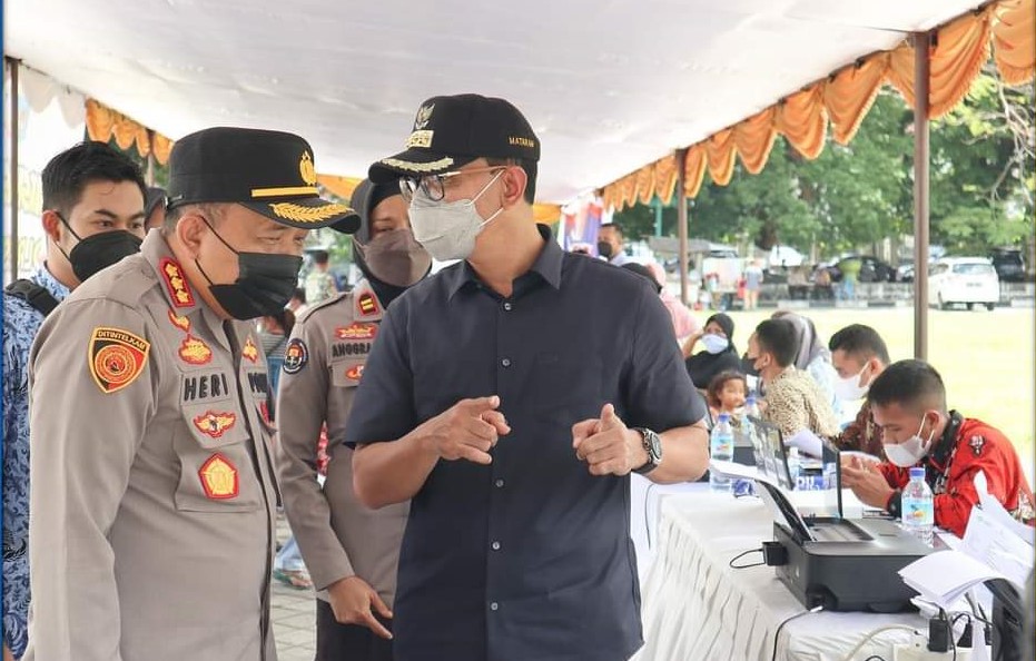 Wali Kota Mataram dan Kapolresta Mataram Kombes Pol Heri Wahyudi, SIK, MM meninjau kegiatan vaksinasi di taman sangkareang Mataram Kamis (28/10)(Ist/Lombok Post)