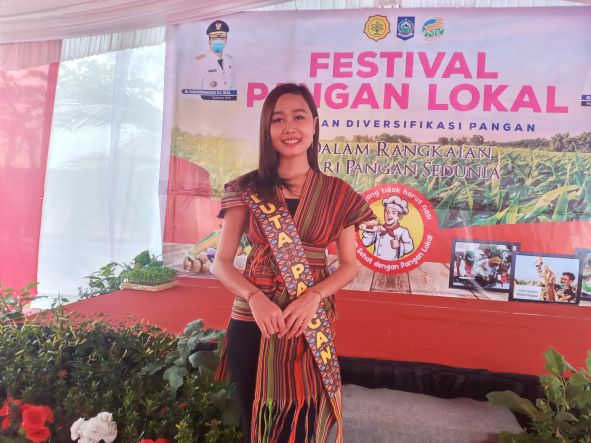 KOMSUMSI PANGAN LOKAL: Duta Pangan Lokal NTB Putri Ayu Diana mengajak masyarakat mengkonsumsi pangan lokal pada acara Festival Pangan Lokal yang diadakan di Bumi Perkemanahan Jakamandala, Kota Mataram, kemarin (21/10). (ROJAI/LOMBOK POST)