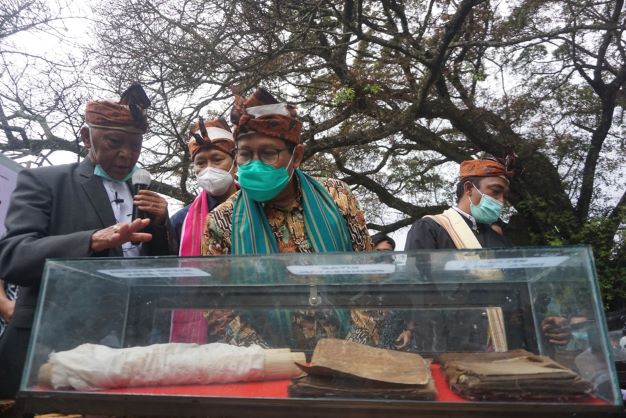 WARISAN LELUHUR: Mendes PDTT RI Abdul Halim Iskandar (tengah) melihat lontar dan kitab kuno warisan leluhur di Balai Adat Desa Sembalun Bumbung, Kecamatan Sembalun, kemarin (27/10). (Fatih/Lombok Post)