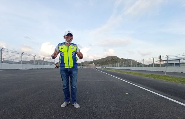BERI KARYA TERBAIK: Tim Ahli Mixing Aspal Sirkuit Mandalika Suhaili berdiri di lintasan lurus Pertamina Mandalika International Street Circuit.( TONI/LOMBOK POST)