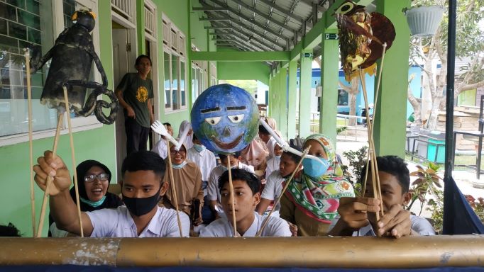 WAYANG BOTOL: Siswa SLB Negeri  1 Lombok Timur bersama guru sedang latihan pementasan wayang botol di SLBN 1 Lotim, kemarin (5/10). (Sekolah Pedalangan Wayang Sasak for Lombok Post)