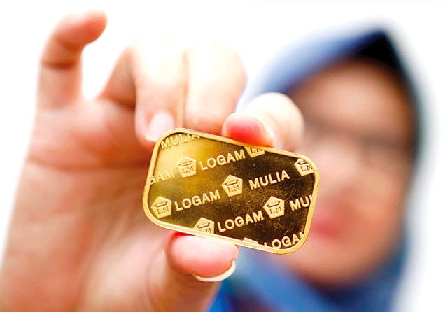 MUDAH DIJUAL: Logam mulia memiliki spesifikasi Fine Gold 999.9. Emas batangan produk PT Antam menjadi salah satu yang disarankan sebagai instrumen investasi. (Dok. Puguh Sujiatmiko/Jawa Pos)