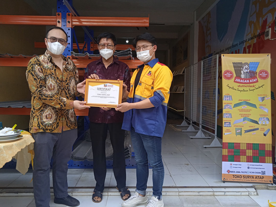 PERESMIAN: Managing Director Utomodeck Group Anthony Utomo (kiri), bersama Adrian Hartanto, pemilik Toko Surya Atap (kanan) dalam peresmian outlet Juragan Atap di Toko Surya Atap, di Jalan TGH Faesal No 10, Sweta, Mataram, Senin (25/10).