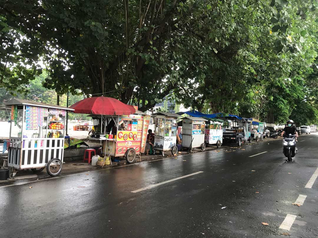 BERDERET: Sejumlah pedagang kaki lima menjajakan barang dagangannya, di salah satu sudut Mataram