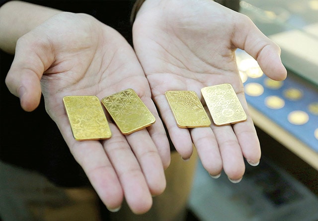 DAMPAK PERBAIKAN EKONOMI: Logam mulia yang dijual di Butik Emas Antam, Jakarta. Harga emas dalam sepekan ini tertekan, tapi potensi kenaikan masih ada. (Salman Toyibi/Jawa Pos)