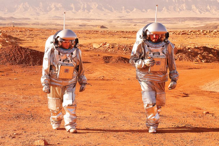 SEBELUM KE PLANET LAIN: Sepasang astronot dari Eropa dan Israel berjalan sembari mengenakan pakaian ruang angkasa di Gurun Negev di selatan Israel (10/10) untuk persiapan misi ke Mars. (JACK/AFP)