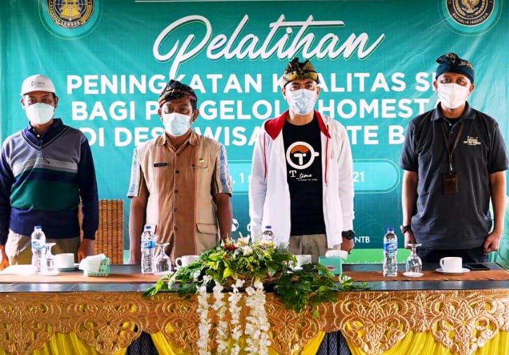 PEMBUKAAN PELATIHAN: Direktur Poltekpar Lombok Herry Rachmat Widjaja (kanan), saat menghadiri acara pembukaan pelatihan peningkatan kualitas SDM pengelola homestay di Desa Wisata Tete Batu Lombok Timur, Minggu (3/10/2021)