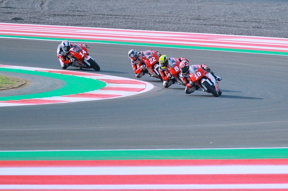 SERU: Empat pembalap Idemitsu Asia Talent Cup saat mengikuti kualifikasi di Sirkuit Mandalika, Sabtu (13/11). (Ivan/Lombok Post)