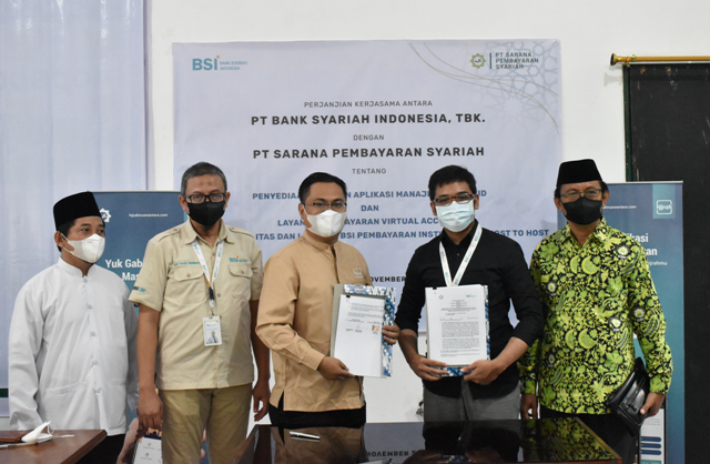 BERSINERGI: Dari kiri: Ustad Maarif Abdul Majid, M.Ag, Wakil Ketua Baznas; Umar Singgih Hari Wibowo, Kepala Cabang BSI KCP Praya Sudirman 1; Rama Yurindra, Direktur Utama PT SPS; Apri Hari Matgiarso, Perwakilan Bank Syariah Indonesia; Lendek Jayadi, Ketua