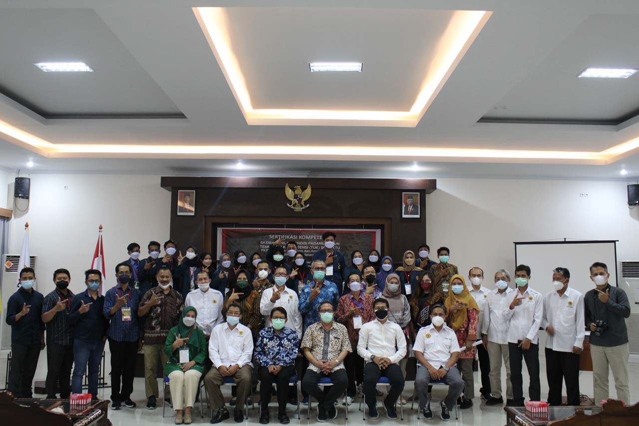KEMBANGKAN RISET: Pemateri dan civitas akademika Unram usai kuliah umum di Rektorat, Senin (15/11/2021).