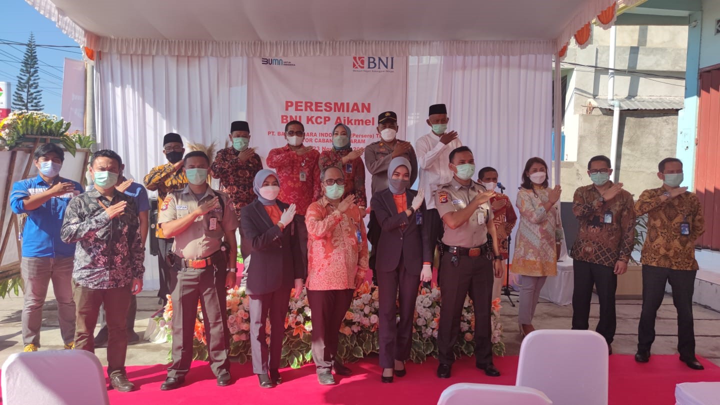 TELAH DIBUKA:  Jajaran BNI, Perwakilan Pemkab Lotim, dan masyarakat usai pembukaan KCP Aikmel, Selasa (23/11/2021).